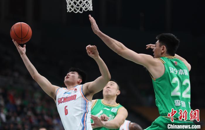 辽宁本钢训练开放日，转会期远射贴柱引观众欢呼，CBA常规赛在即，轮换策略被讨论的简单介绍