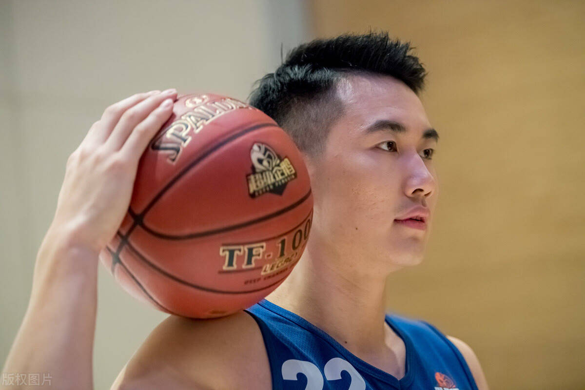 包含国际比赛日广州队调整名单以备全明星赛，临场应变环节打磨，媒体盛赞，团队化学反应显著的词条